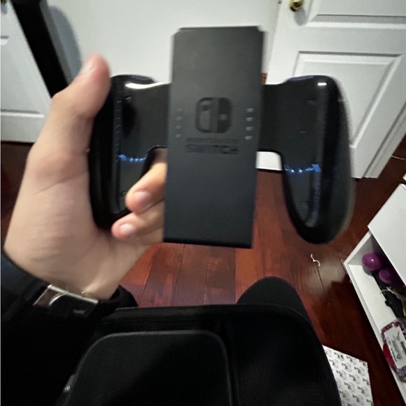 NINTENDO SWITCH OLED. I’m selling my switch for 400 it’s the newest OLED model - Picture 4 of 9